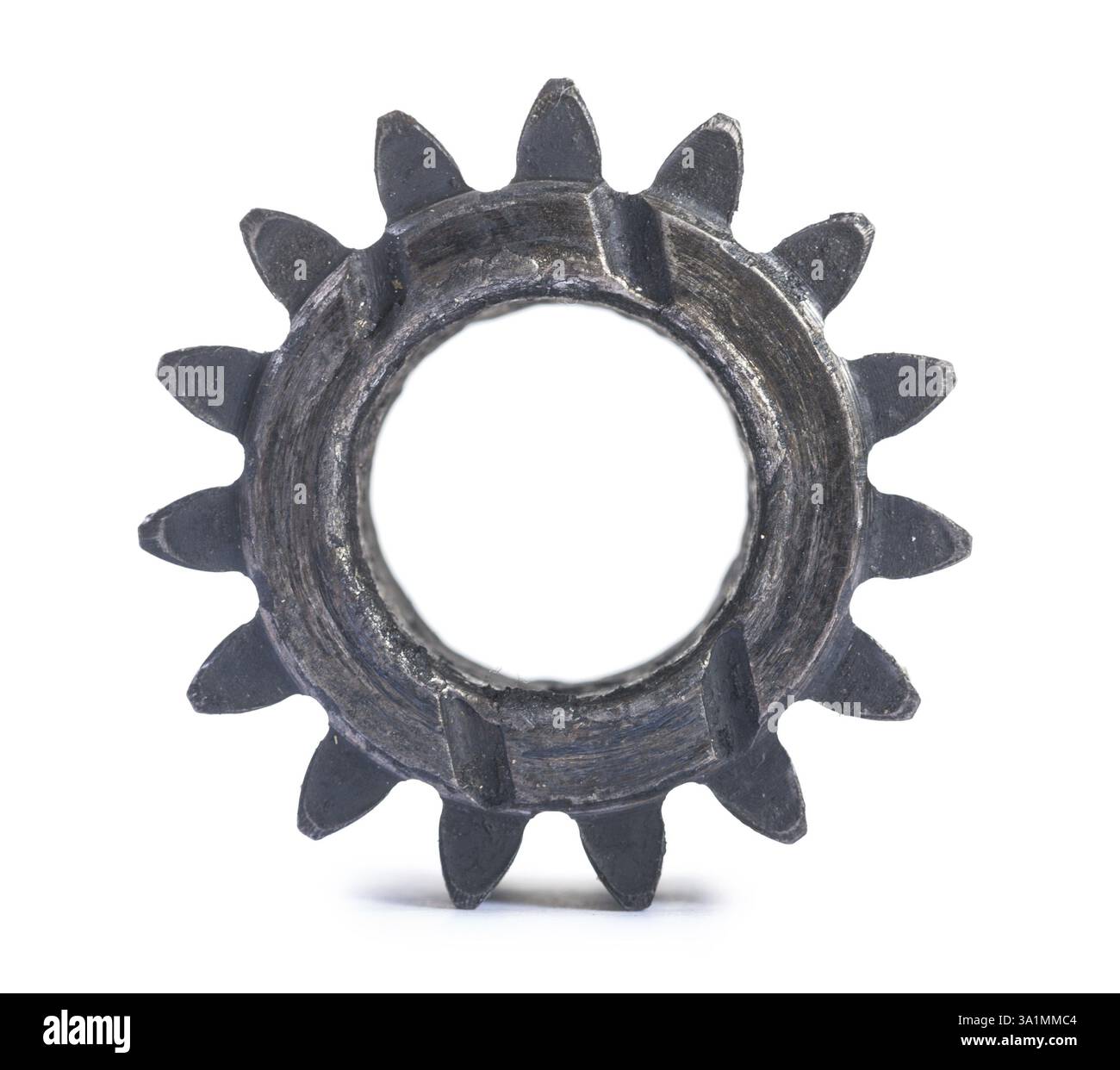 Ancienne roue dentée endommagée et huilée isolée sur fond blanc Banque D'Images