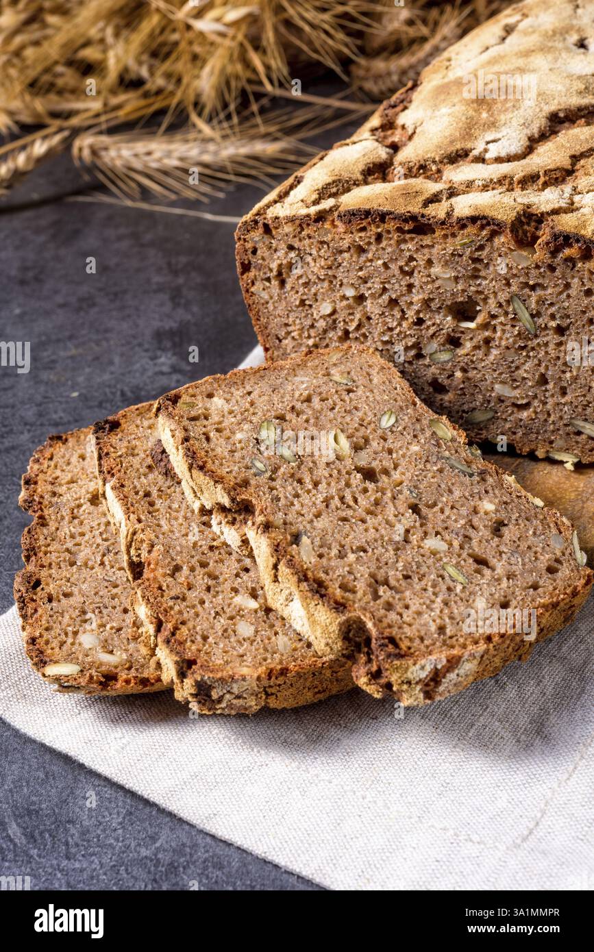 Pain complet maison délicieux et sain avec miel Banque D'Images