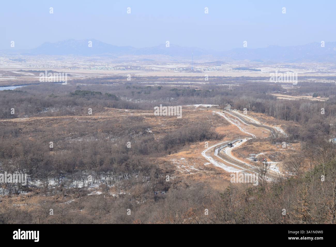 Superbe photographie aérienne de la zone démilitarisée coréenne (DMZ), mettant en valeur la frontière unique et historique entre la Corée du Nord et la Corée du Sud. Banque D'Images
