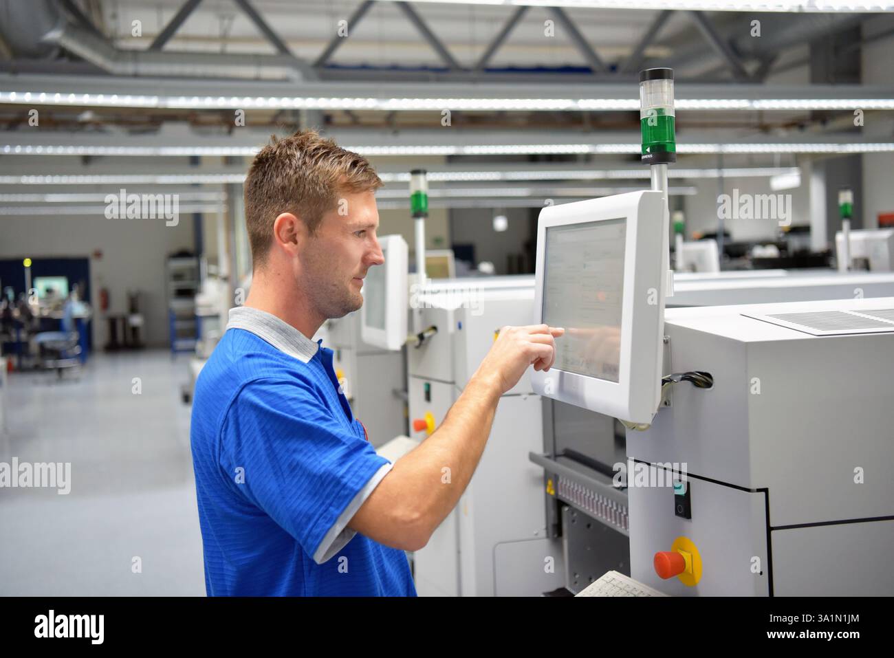 En micro-électronique de l'ingénierie : les travailleurs dans la production et l'assemblage de composants électroniques de haute technologie dans une usine moderne Banque D'Images