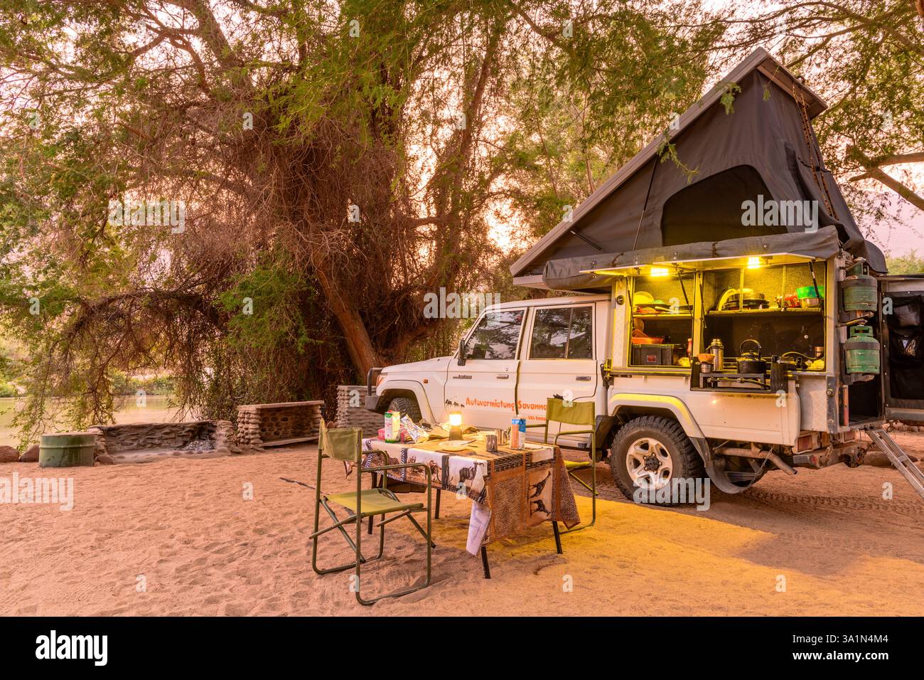 CAMP SYNCRO, NAMIBIE - 8 AOÛT 2024 : Toyota Offroad Rental car avec équipement de camping à Kunene River Banque D'Images CAMP SYNCRO, NAMIBIE - 8 AOÛT 2024 : Toyota Offroad Rental car avec équipement de camping à Kunene River Banque D'Images
