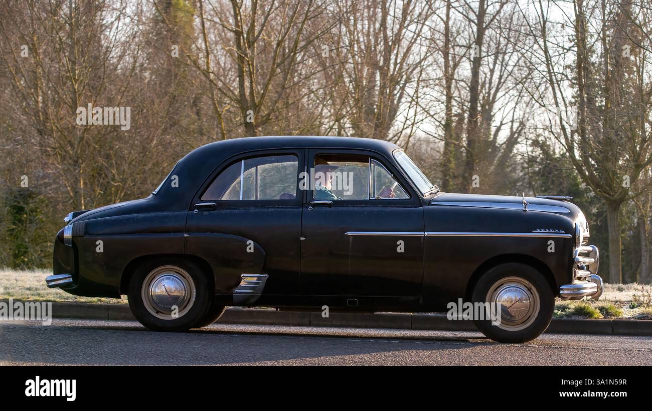 Stony Stratford, UK - Mar. 2nd 2025 : 1954 Vauxhall Velox voiture classique conduite sur une route britannique. Banque D'Images
