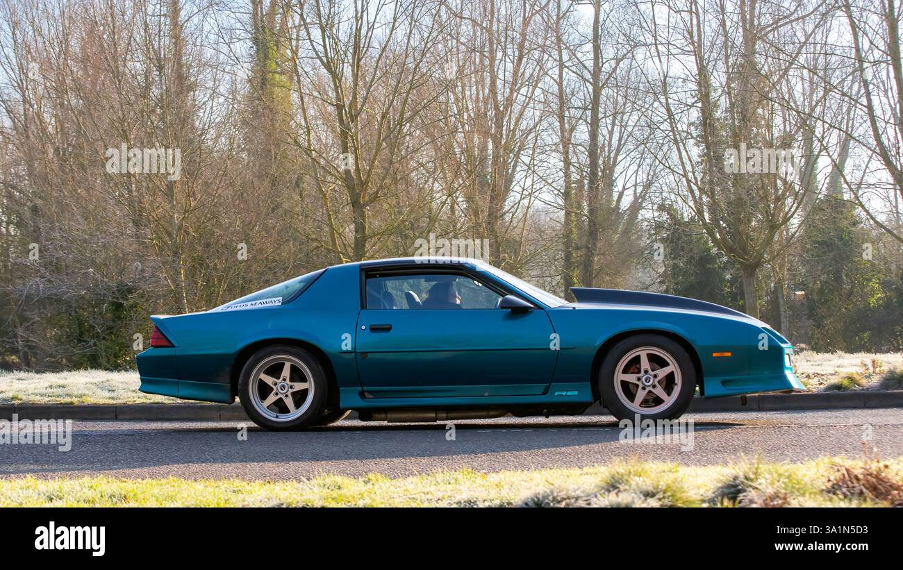 Stony Stratford, UK - Mar. 2nd 2025 : 1991 Chevrolet Camaro voiture américaine classique conduisant sur une route britannique. Banque D'Images