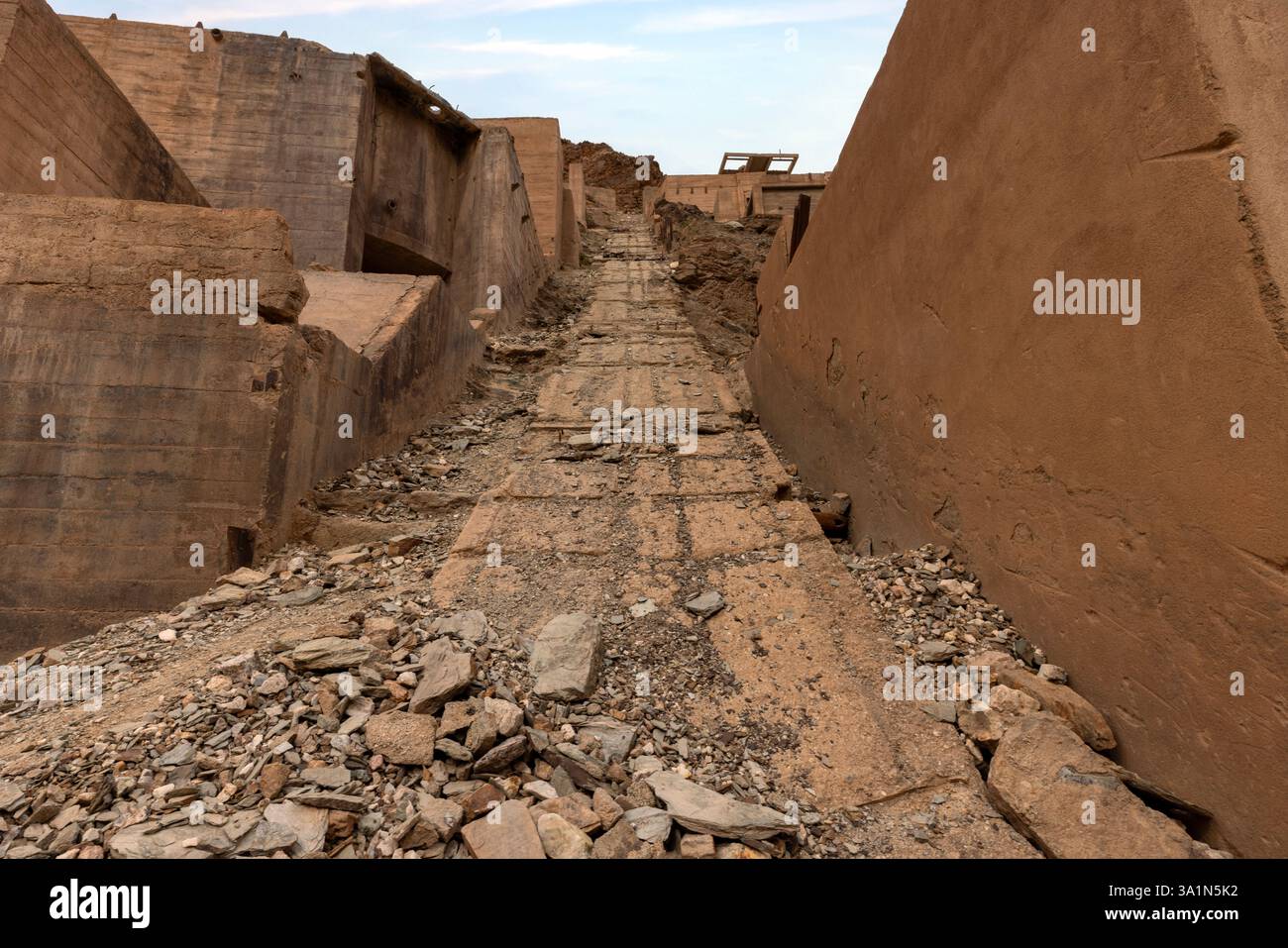 La ville minière déserte d'Ahouli est située dans la province de Midelt, qui fait partie de la région de Draa-Tafilalet au Maroc. Banque D'Images