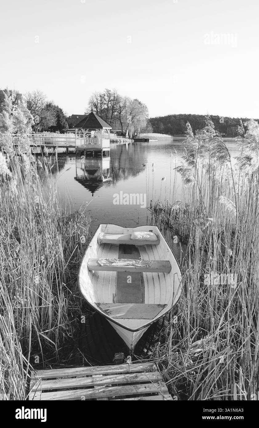 Un petit bateau sur la rive d'un lac, Barlinek, Pologne. Banque D'Images