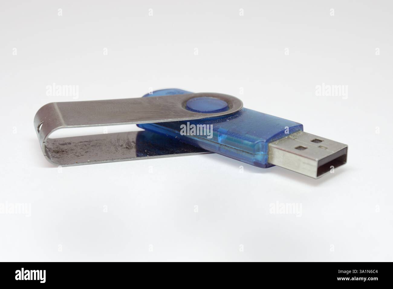 Carte flash USB pliable, conçue pour être portée sur un porte-clés. Support de données numérique portable. Avec chemin de coupure Banque D'Images