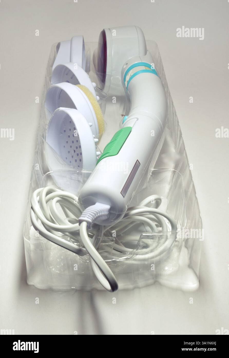 masseur avec chauffage aux ultraviolets. dispositif pour le massage vibratoire du corps et du visage, avec des accessoires pour différents usages Banque D'Images