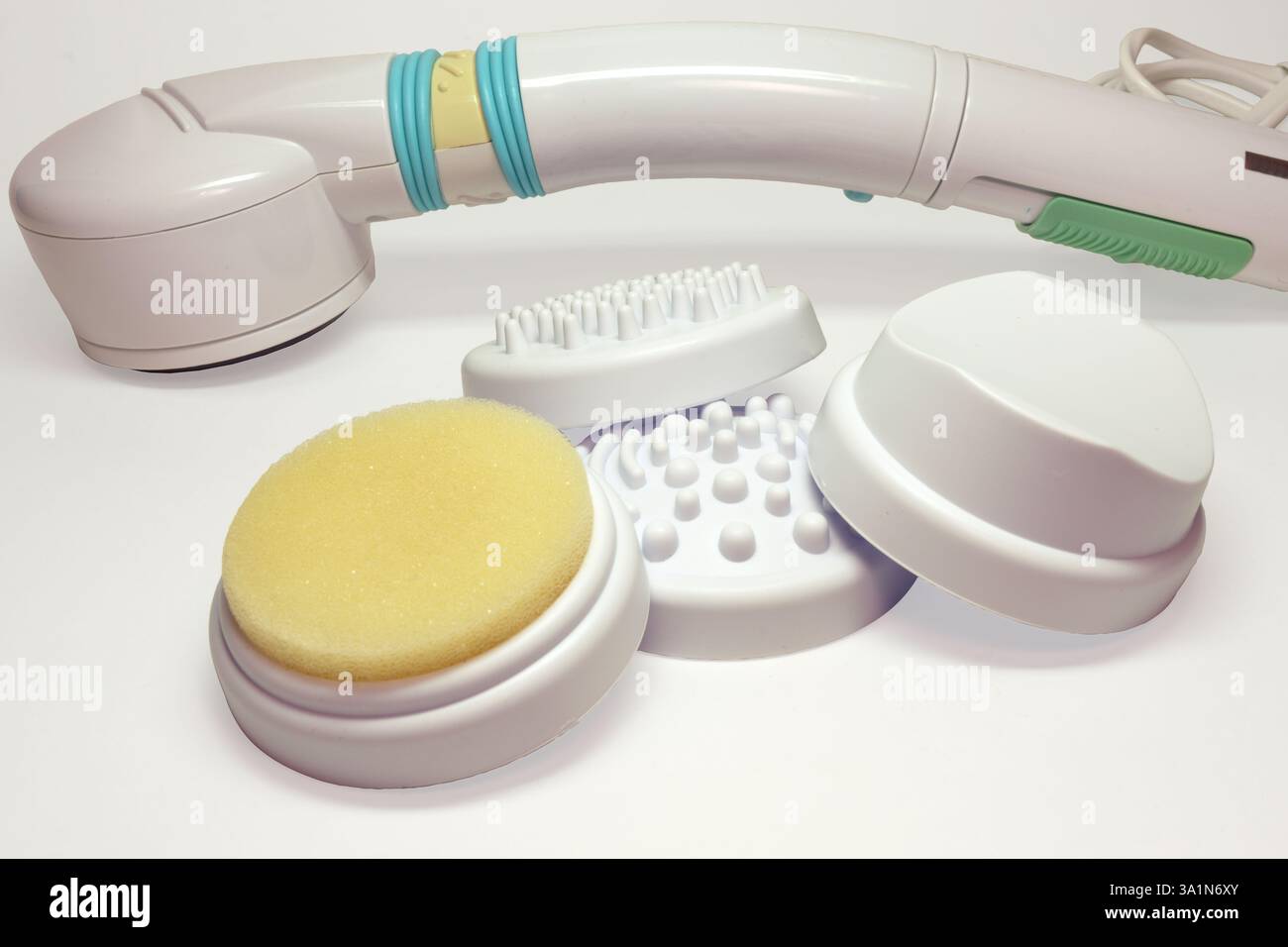 masseur portatif avec chauffage infrarouge. dispositif de vibromassage du corps et du visage, avec accessoires interchangeables, avec chemin de clipsage Banque D'Images