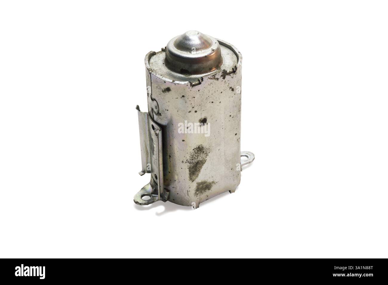 carter de moteur du moteur d'essuie-glace arrière démonté. pièce, qui couvre l'armature. métal. sur fond blanc, avec chemin de détourage Banque D'Images carter de moteur du moteur d'essuie-glace arrière démonté. pièce, qui couvre l'armature. métal. sur fond blanc, avec chemin de détourage Banque D'Images