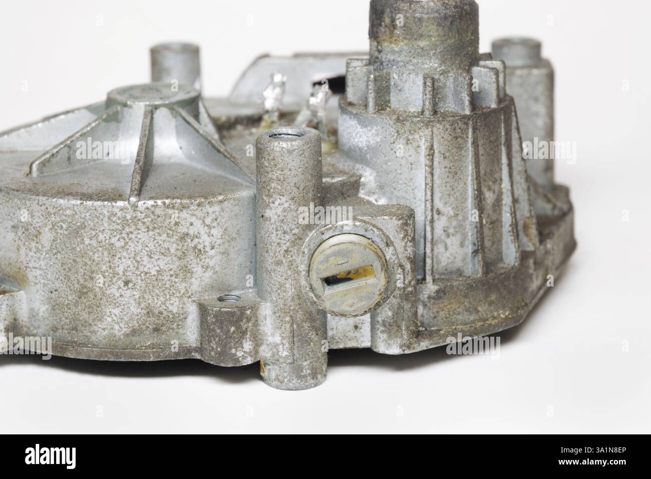 carter en aluminium du moteur d'essuie-glace arrière. bouchon à visser en plastique avec fente pour tournevis à lame commune gros plan Banque D'Images