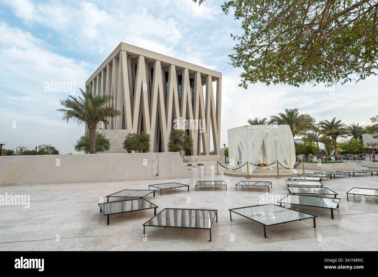 Abu Dhabi, Émirats arabes Unis - 23 février 2025 : la synagogue de la maison de la famille Abrahamic à Abu Dhabi, Émirats arabes Unis, est un symbole de l'unité interreligieuse, fe Banque D'Images