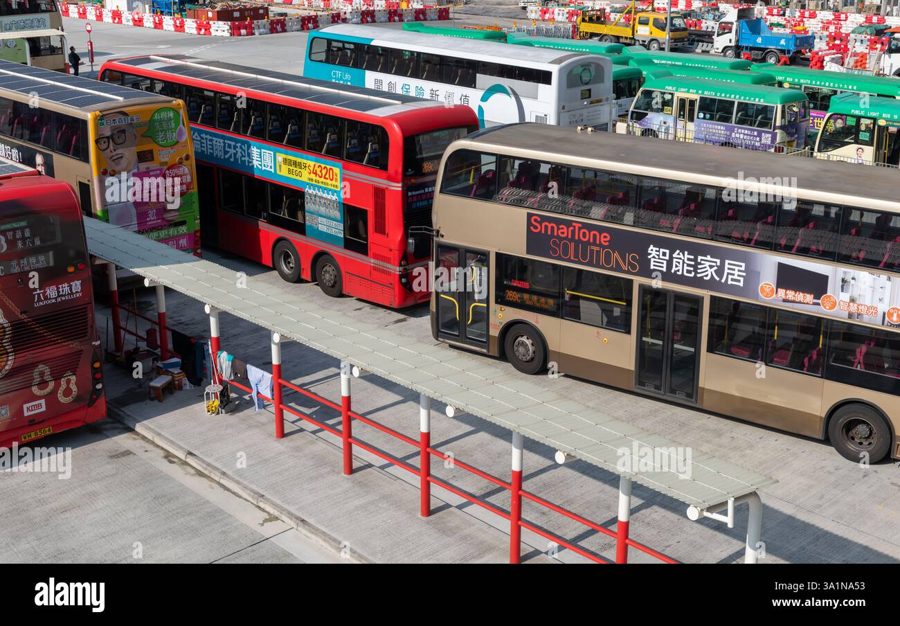 Hong Kong. Chine- 02.15.2025. Les bus à impériale Kowloon Motor bus et les petits bus légers publics au terminus de Kwun Tong Ferry bus. Banque D'Images