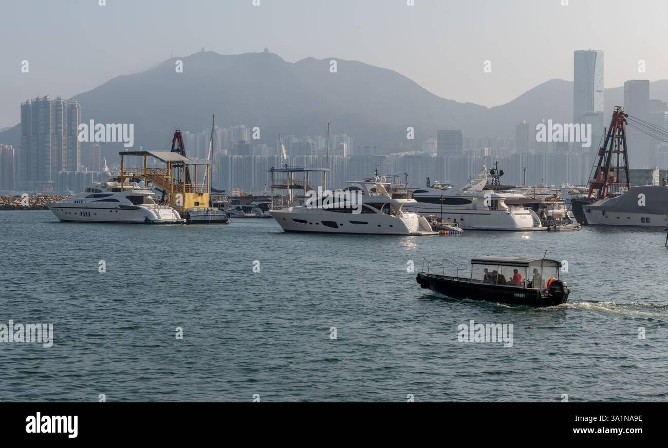 Hong Kong. Chine- 02.15.2025. Une vue générale de l'abri du typhon de Kwun Tong par une journée ensoleillée avec un grand nombre de bateaux et yachts amarrés à l'intérieur. Banque D'Images