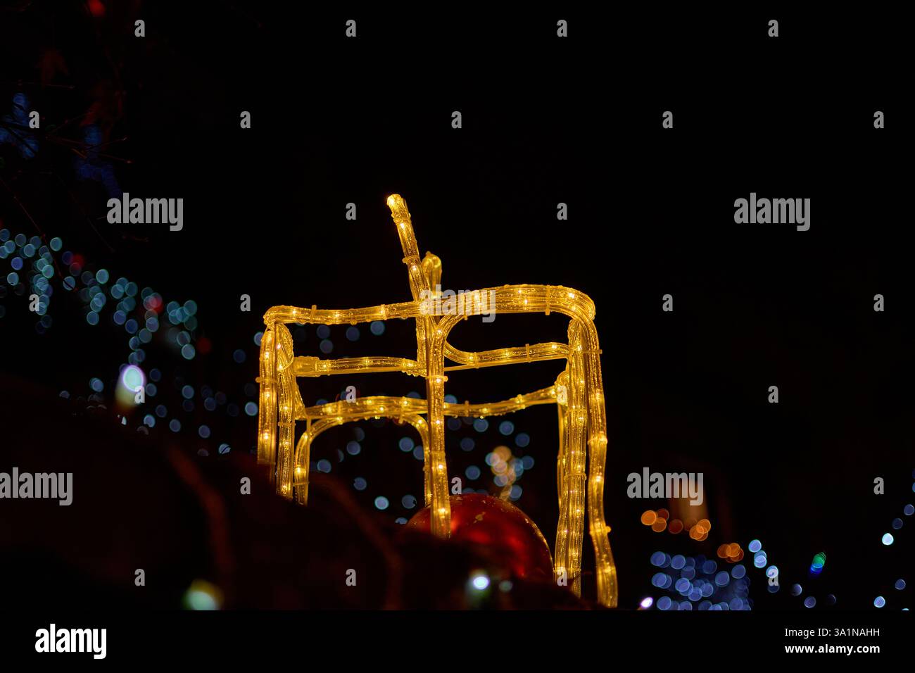 Un grand coffret cadeau lumineux fait partie du célèbre présentoir de lumières de Noël à Vigo, en Espagne. Cette décoration éblouissante met en valeur des couleurs vibrantes Banque D'Images
