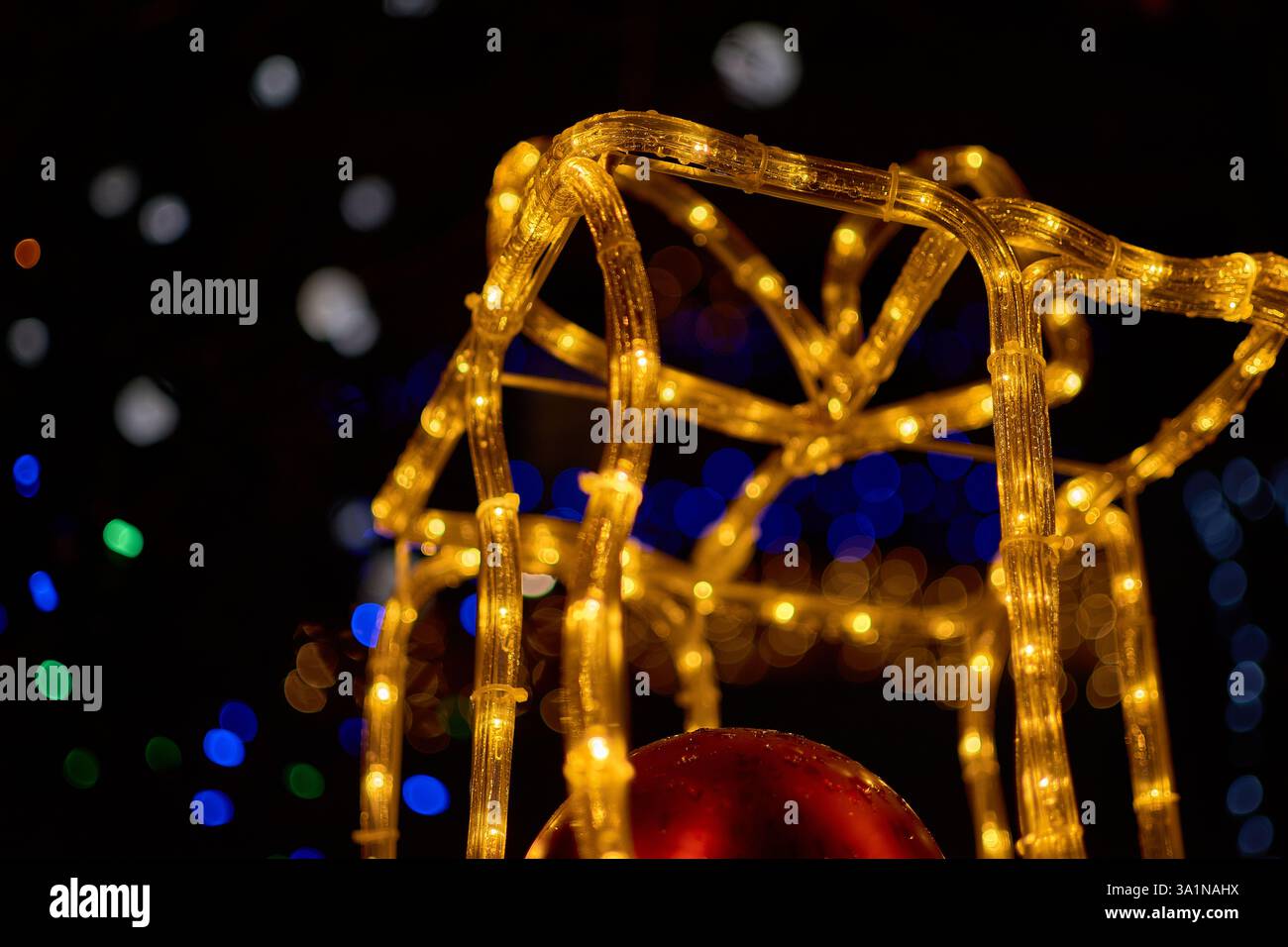 Un grand coffret cadeau lumineux fait partie du célèbre présentoir de lumières de Noël à Vigo, en Espagne. Cette décoration éblouissante met en valeur des couleurs vibrantes Banque D'Images