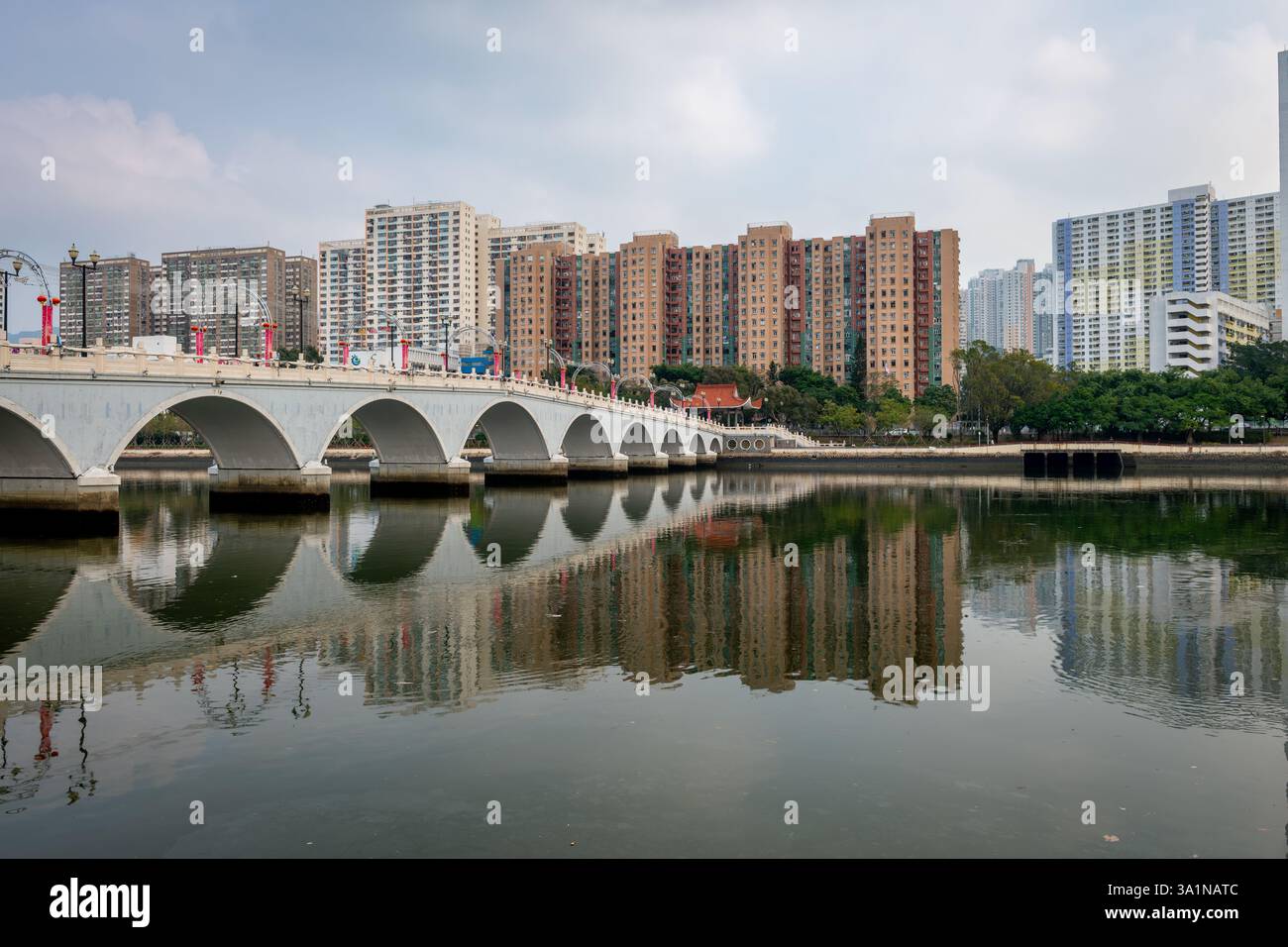 Hong Kong. Chine- 02.16.2025. Le pont Lek Yuen, un pont piétonnier de style ancien enjambant la rivière Shing Mun à Shatin, dans les nouveaux Territoires. Banque D'Images