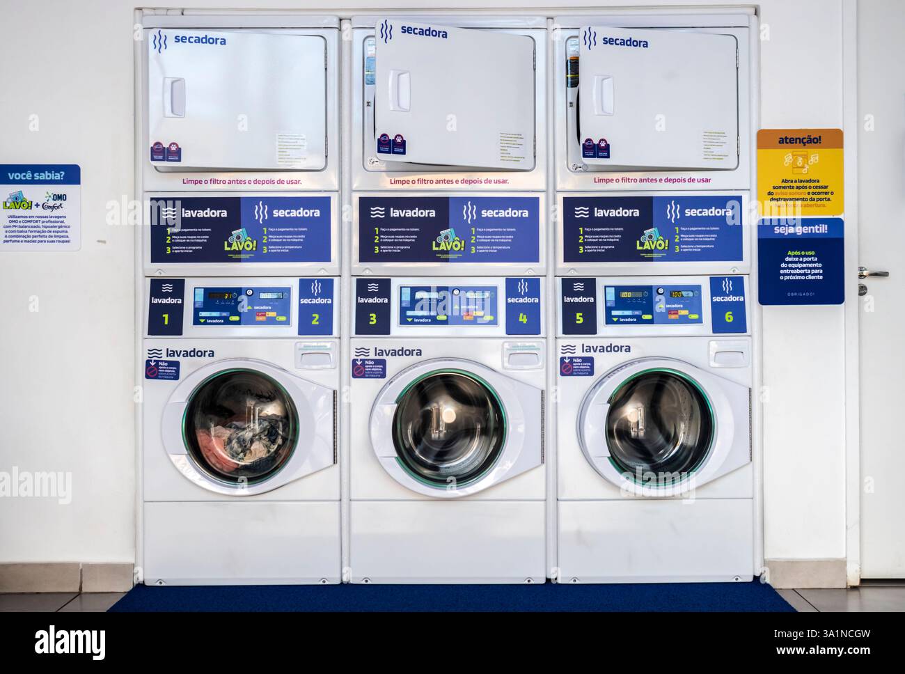 Marilia, Sao Paulo, Brésil, 31 janvier 2025. Rangée de machines à laver et sèche-linge à l'intérieur du self-service de blanchisserie dans la ville de Marilia Banque D'Images