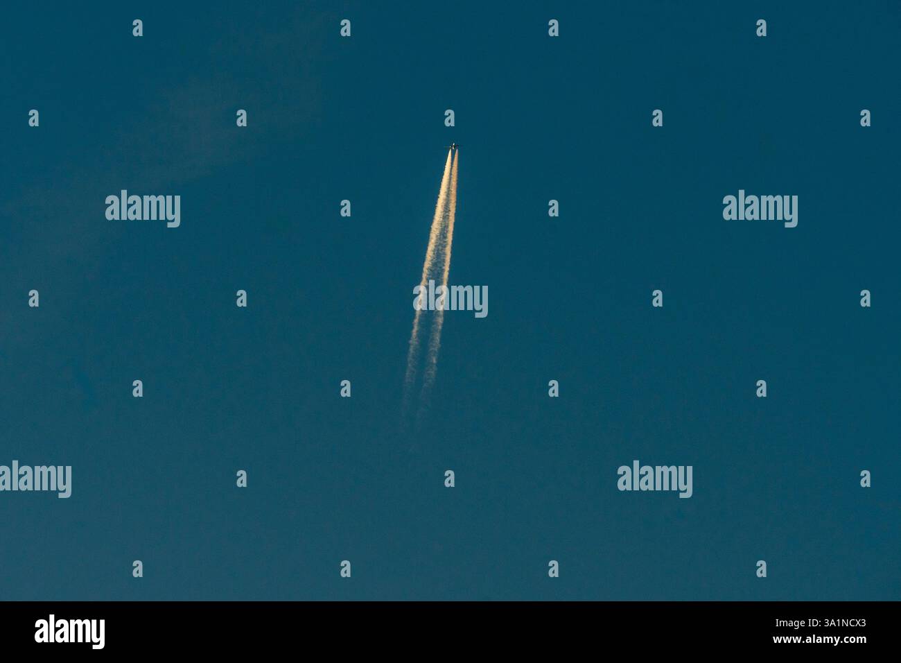 Planer haut – avion en vol avec des pistes Banque D'Images