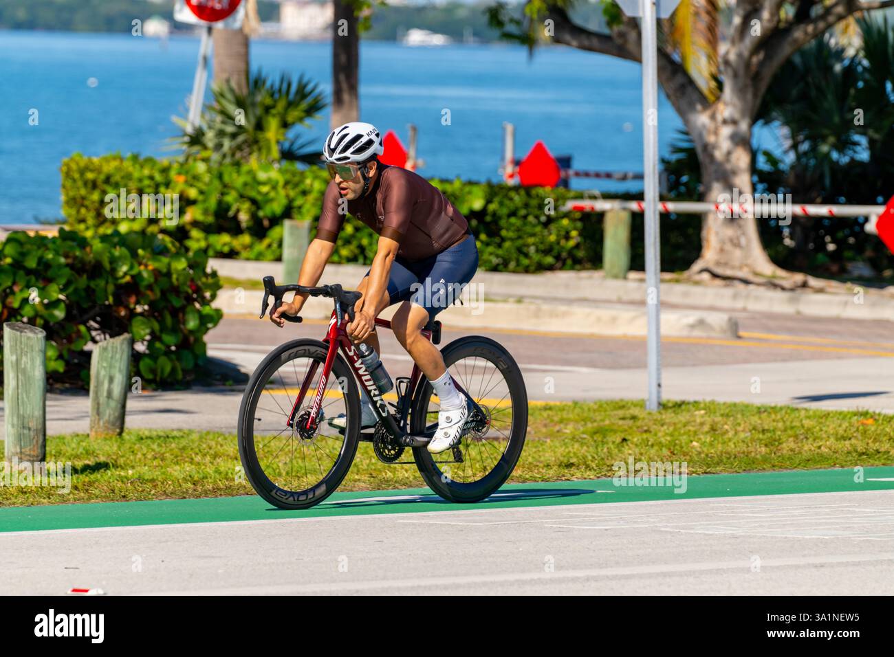 Key Biscayne Miami, FL, États-Unis - 8 mars 2025 : balade à vélo Miami Key Biscayne. Photos de sport Banque D'Images