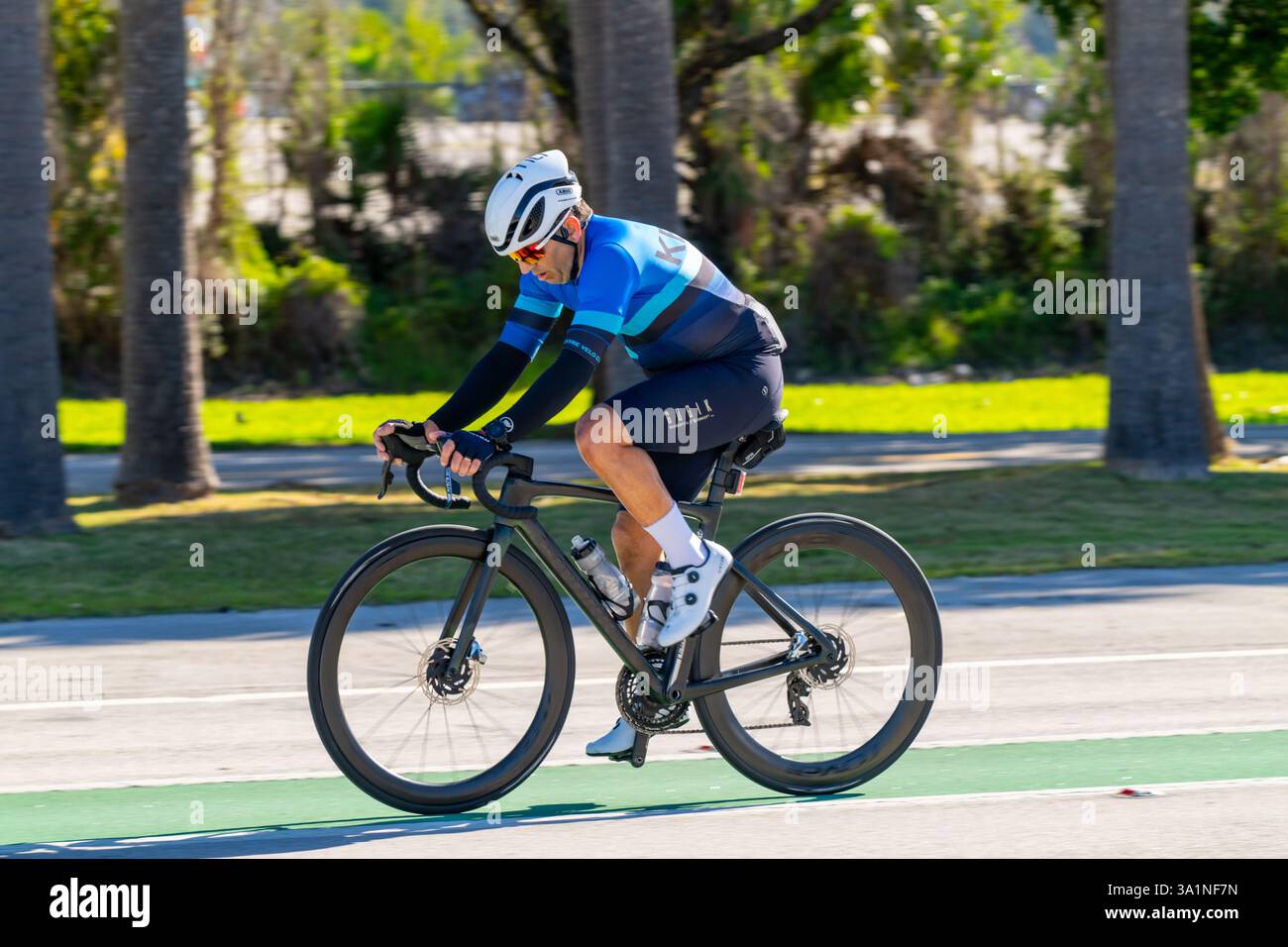 Key Biscayne Miami, FL, États-Unis - 8 mars 2025 : photographie sportive des hommes à vélo à Miami Key Biscayne Banque D'Images