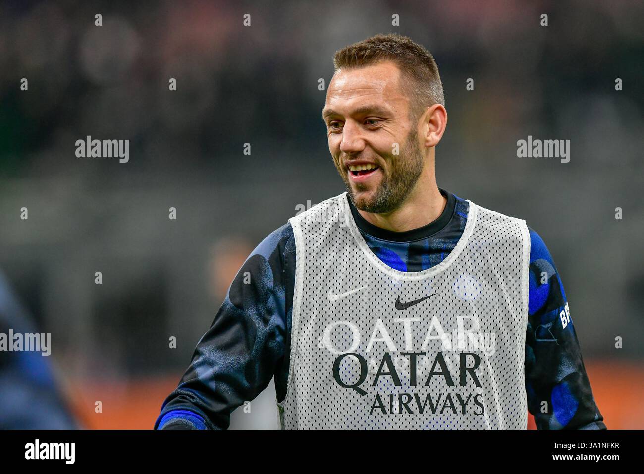 Milan, Italie. 08 mars 2025. Stefan de Vrij de l'Inter s'échauffe pour le match de Serie A entre l'Inter et Monza à Giuseppe Meazza à Milan. Crédit : Gonzales photo/Alamy Live News Banque D'Images