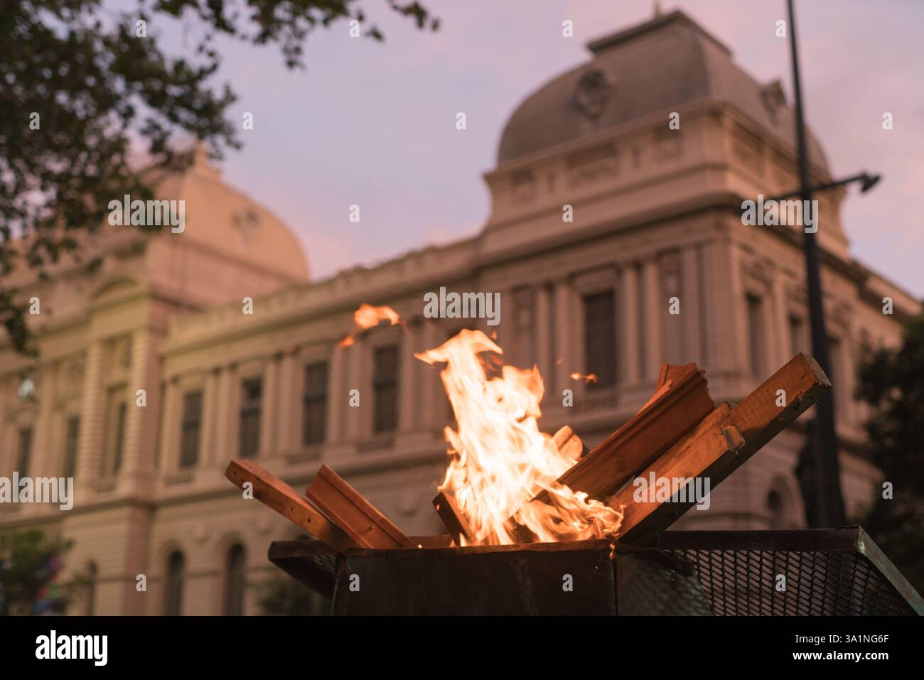 Université publique de Montevideo ville avec un feu de joie allumé dans une manifestation pour les droits des femmes à l'occasion de la Journée internationale de la femme. Banque D'Images