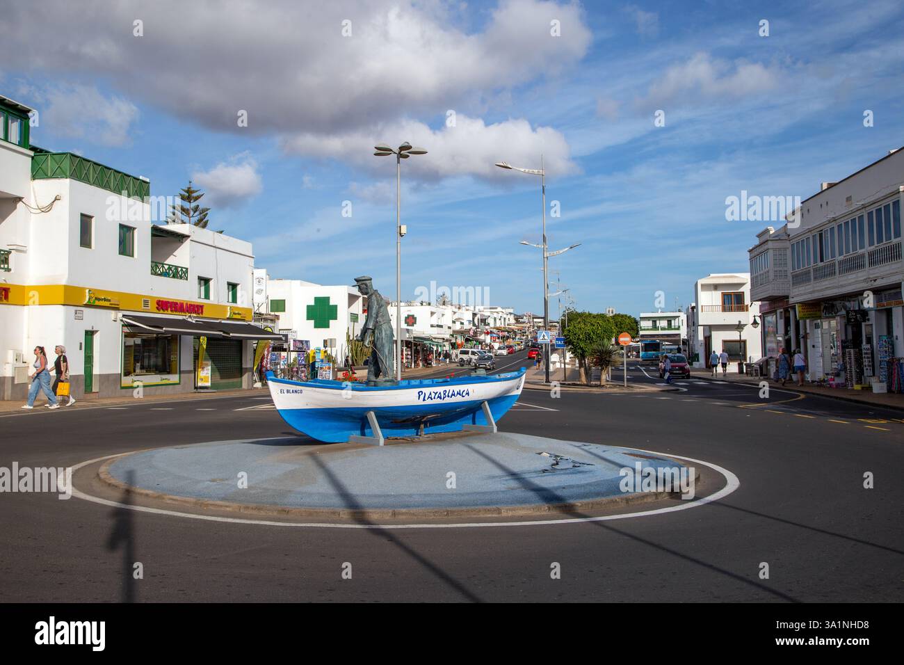 Bateau de pêche monument sur un rond-point dans la station balnéaire des Canaries de Playa Blanca Lanzarote Espagne Banque D'Images