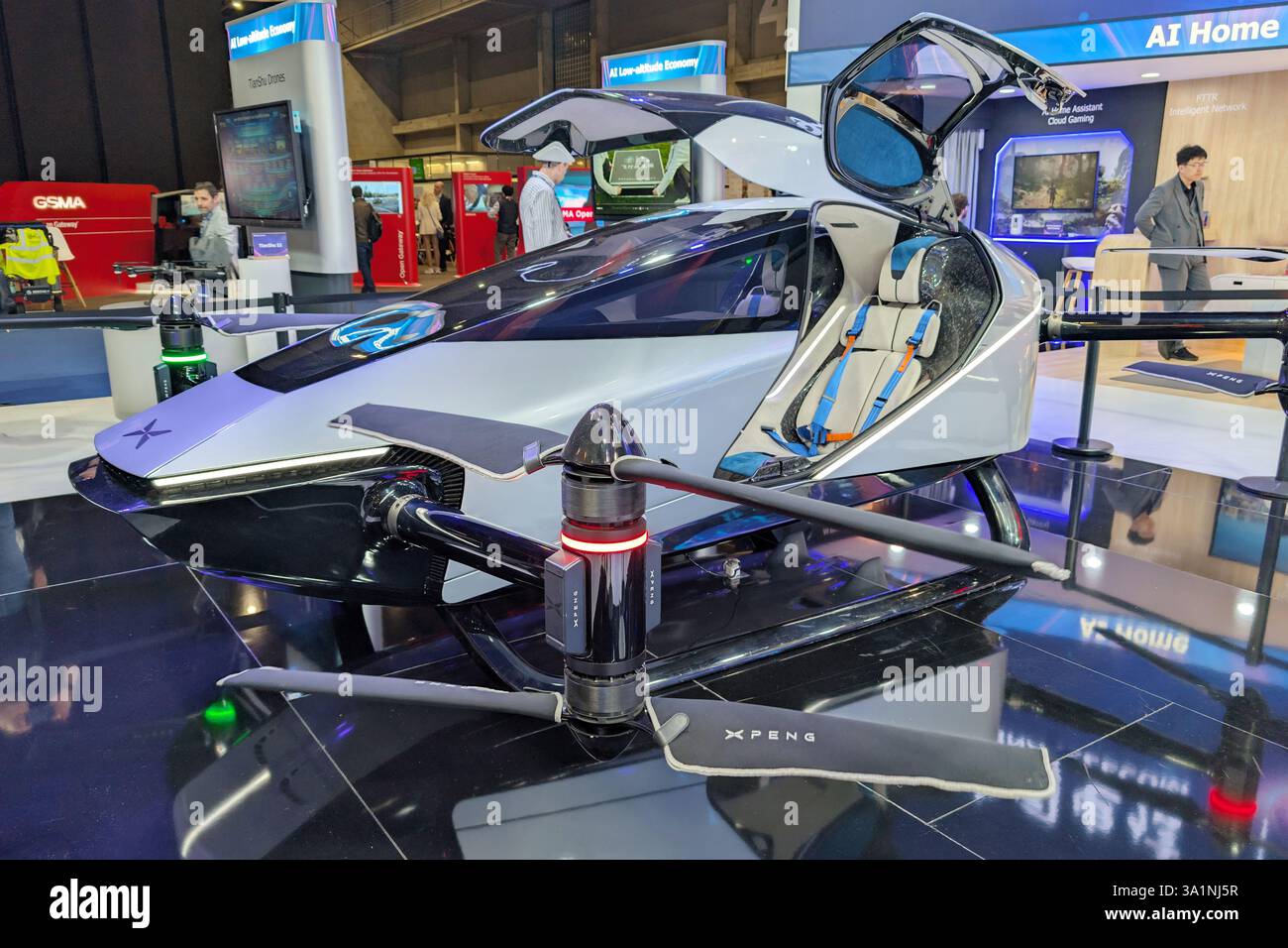 Barcelone, Espagne - 6 mars 2025 : Xpeng X2 exposé au salon automobile Barcelona 2023 à Barcelone, Espagne. Banque D'Images