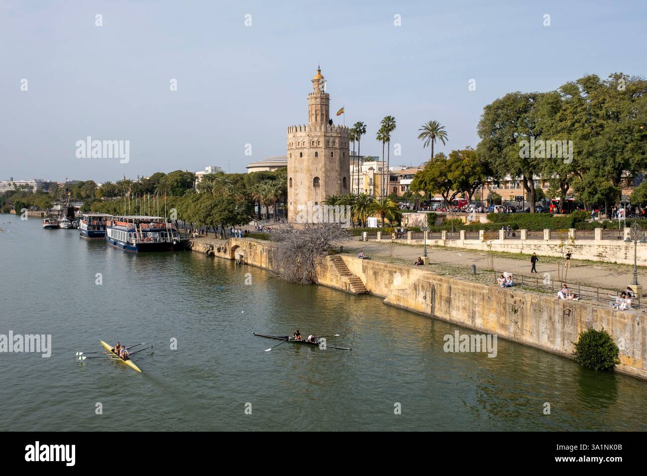 Vue sur la Torre del Oro, ancienne tour de guet militaire dodécagonale sur la rive du fleuve Guadalquivir. Séville, Andalousie Espagne Banque D'Images