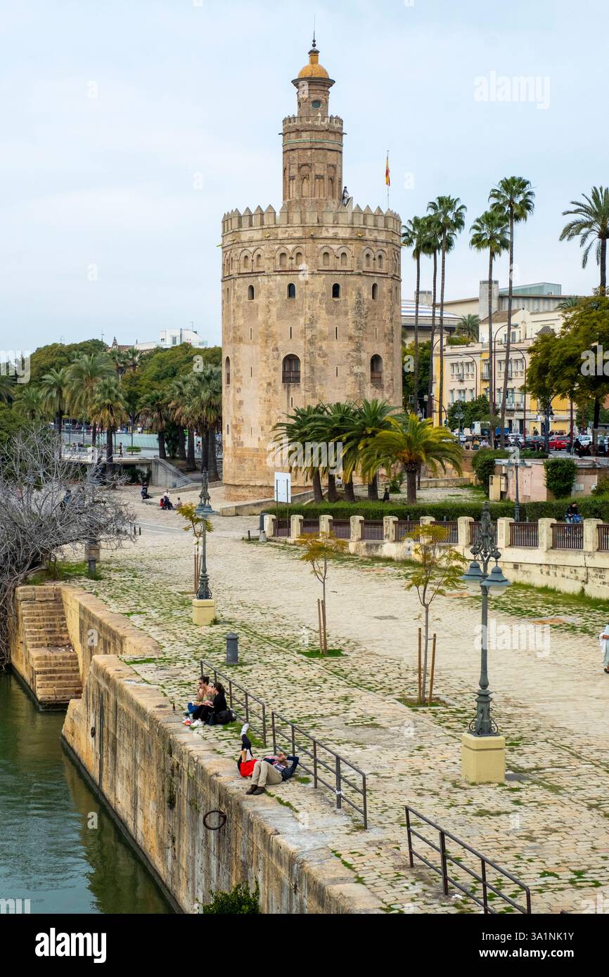 Vue sur la Torre del Oro, ancienne tour de guet militaire dodécagonale sur la rive du fleuve Guadalquivir. Séville, Andalousie Espagne Banque D'Images