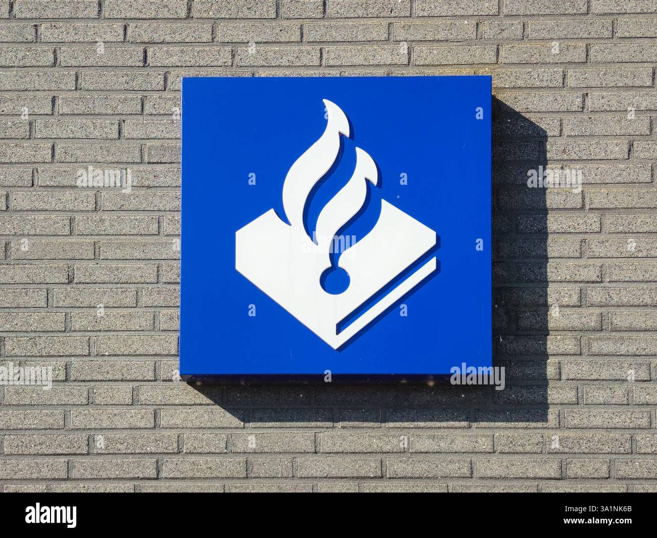 Logo bleu blanc de la police néerlandaise sur un mur de briques. Banque D'Images