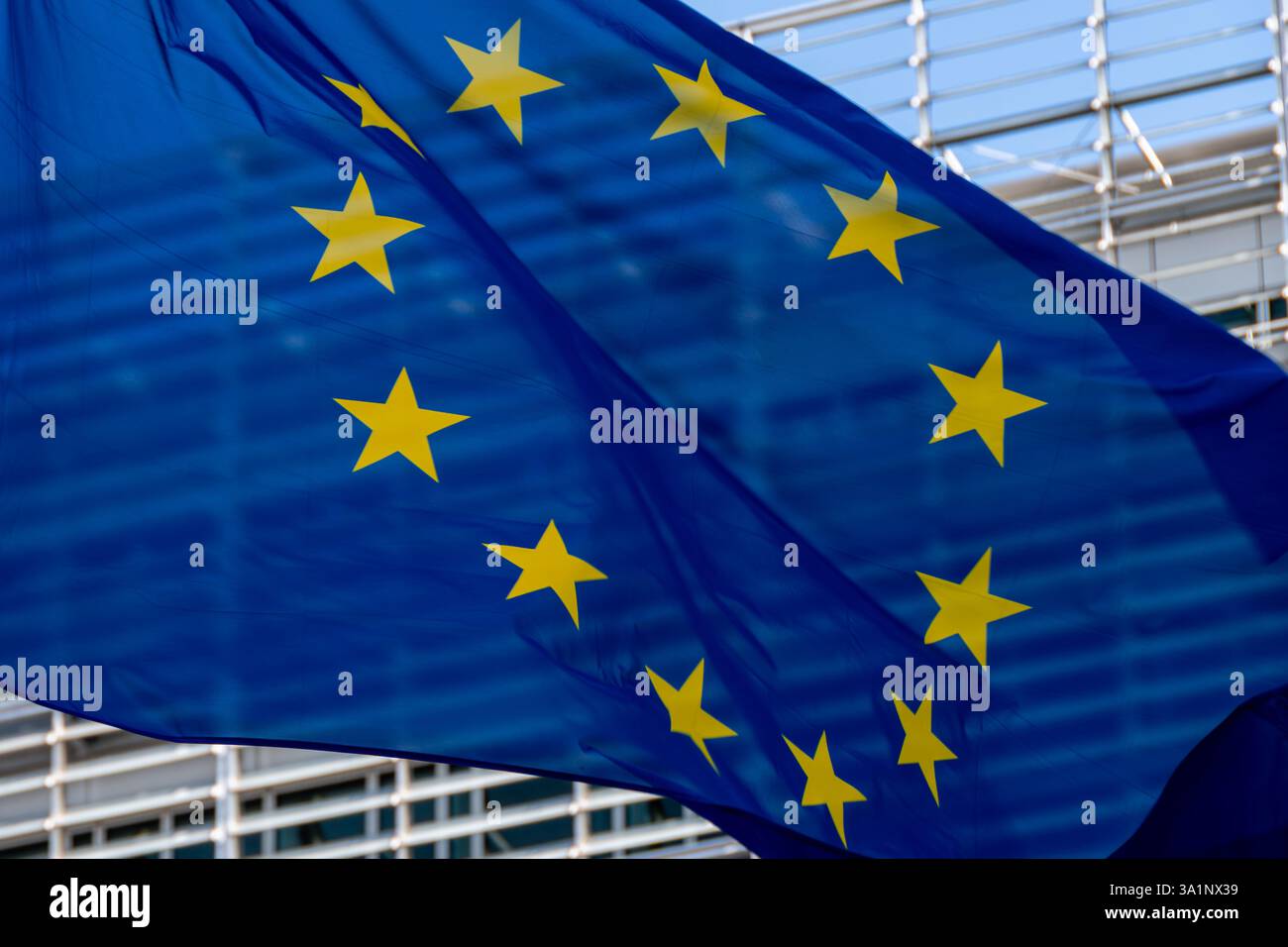 Drapeau européen, symbole de l'Union européenne (UE), flottant contre le Berlaymont, siège de la Commission européenne à Bruxelles Banque D'Images