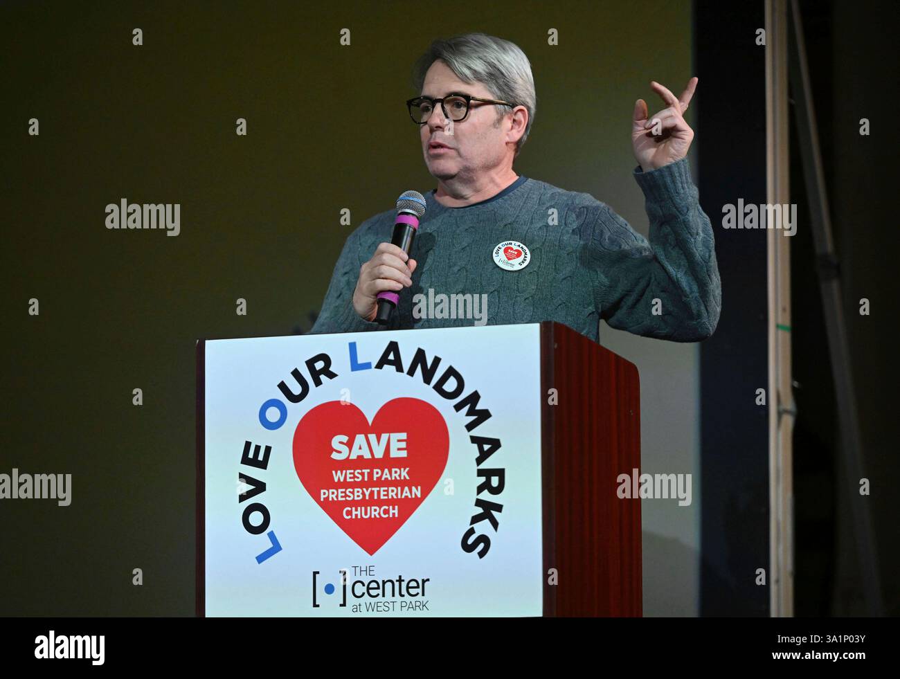 Photo by: zz/NDZ/STAR MAX/IPx 2025 3/8/25 Matthew Broderick is seen on March 8, 2025 at the West Park Presbyterian Church at Amsterdam Avenue and 86th Street on the Upper West Side of Manhattan in New York City as celebrities, local politicians and citizens attend a rally to save the landmark church from demolition. (NYC) Banque D'Images