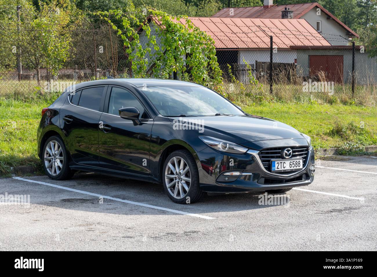 HAVIROV, TCHÉQUIE - 5 OCTOBRE 2023 : Black Mazda 3 hatchback (BM, BN, 3ème génération) voiture garée dans la rue Banque D'Images HAVIROV, TCHÉQUIE - 5 OCTOBRE 2023 : Black Mazda 3 hatchback (BM, BN, 3ème génération) voiture garée dans la rue Banque D'Images