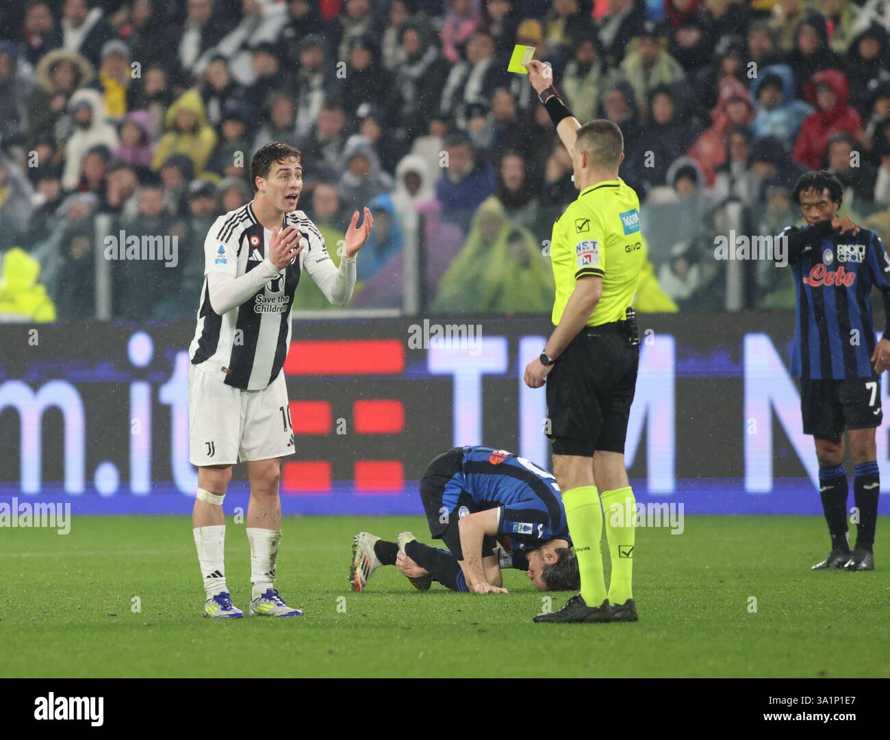 Turin, Italie. 09 mars 2025. Arbitre montrant un carton jaune à Kenan Yildiz de Juventus FC lors du match de football italien Serie A, saison 2024/25 entre la Juventus FC et Atalanta BC le 09 mars 2025, au stade Allianz, Turin, Italie. Crédit : Nderim Kaceli/Alamy Live News Banque D'Images Turin, Italie. 09 mars 2025. Arbitre montrant un carton jaune à Kenan Yildiz de Juventus FC lors du match de football italien Serie A, saison 2024/25 entre la Juventus FC et Atalanta BC le 09 mars 2025, au stade Allianz, Turin, Italie. Crédit : Nderim Kaceli/Alamy Live News Banque D'Images