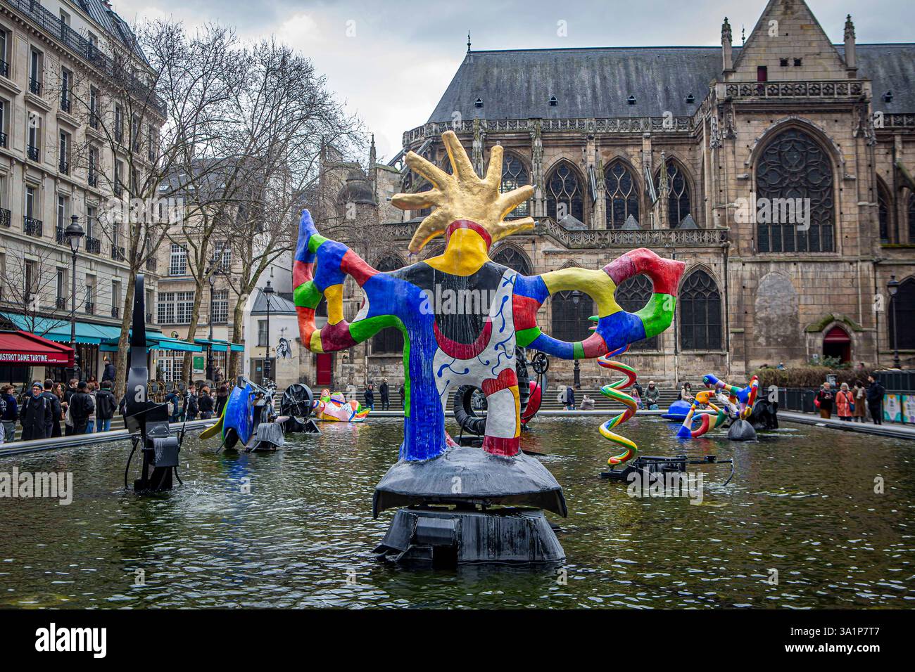 Der Strawinski-Brunnen Fontaine Ã Stravinsky oder Fontaine Stravinsky auf dem Igor-Strawinski-Platz beim Centre Georges Pompidou in Paris wurde vom Schweizer Bildhauer Jean Tinguely und seiner Ehefrau Niki de Saint Phalle, entworfen. Strawinski-Brunnen *** la fontaine Stravinsky, Fontaine Ã Stravinsky ou Fontaine Stravinsky, sur la place Igor Stravinsky au Centre Georges Pompidou à Paris, a été conçue par le sculpteur suisse Jean Tinguely et son épouse Niki de Saint Phalle fontaine Stravinsky Banque D'Images