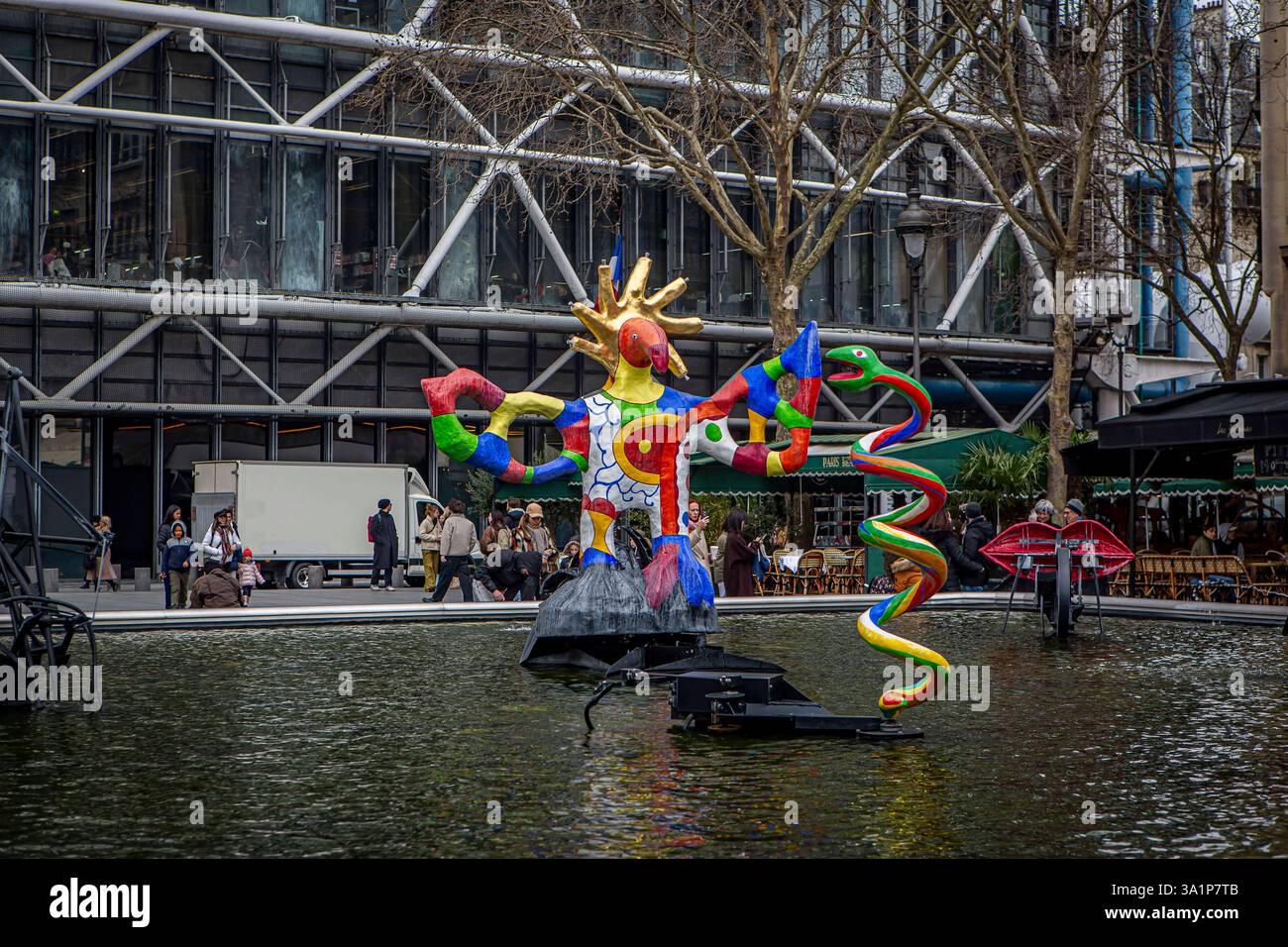 Der Strawinski-Brunnen Fontaine Ã Stravinsky oder Fontaine Stravinsky auf dem Igor-Strawinski-Platz beim Centre Georges Pompidou in Paris wurde vom Schweizer Bildhauer Jean Tinguely und seiner Ehefrau Niki de Saint Phalle, entworfen. Strawinski-Brunnen *** la fontaine Stravinsky, Fontaine Ã Stravinsky ou Fontaine Stravinsky, sur la place Igor Stravinsky au Centre Georges Pompidou à Paris, a été conçue par le sculpteur suisse Jean Tinguely et son épouse Niki de Saint Phalle fontaine Stravinsky Banque D'Images