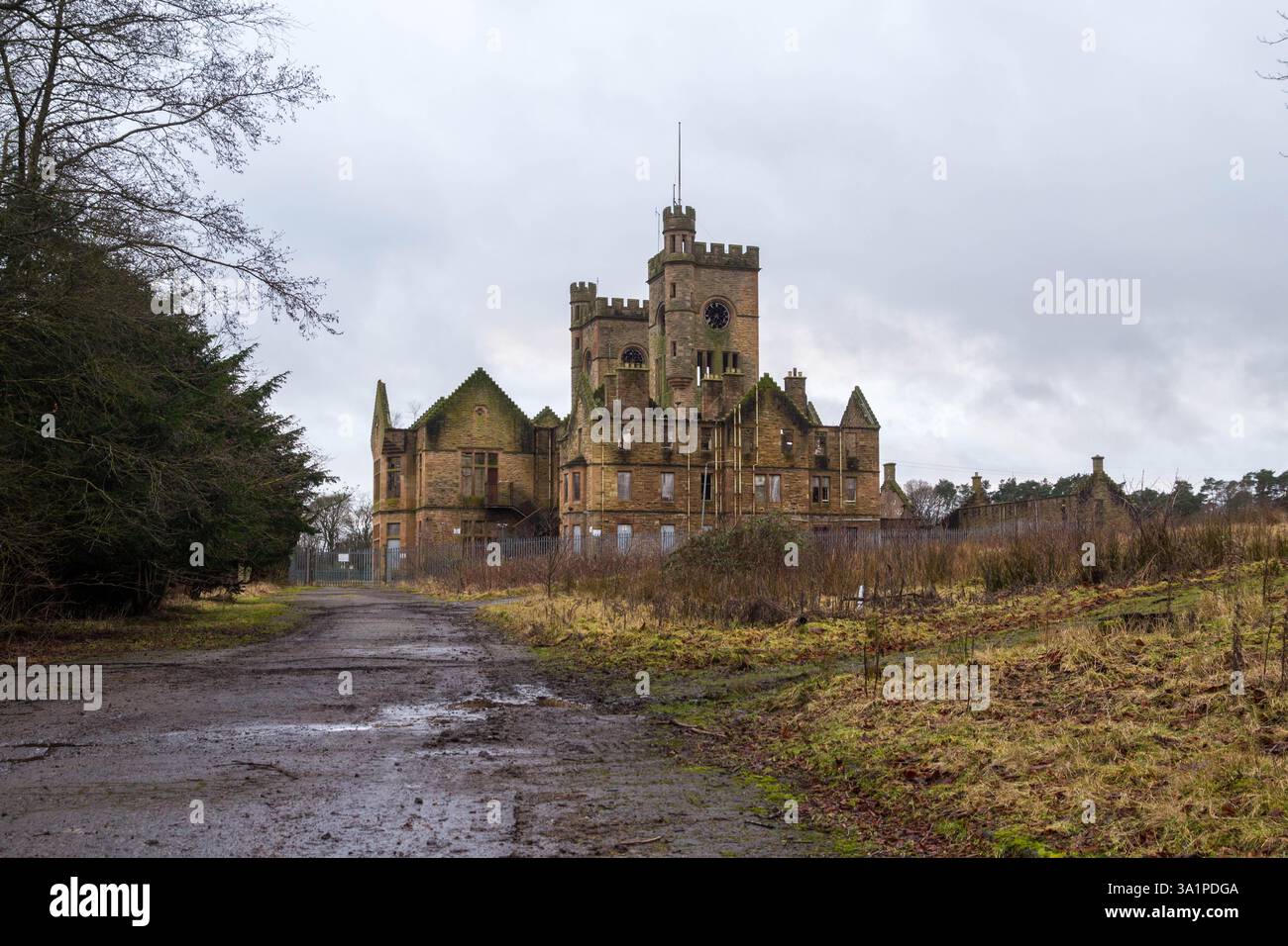 Abandonnée 19e centrury style baronial Hartwood Hospital Church avec d'imposantes tours d'horloge jumelles Banque D'Images