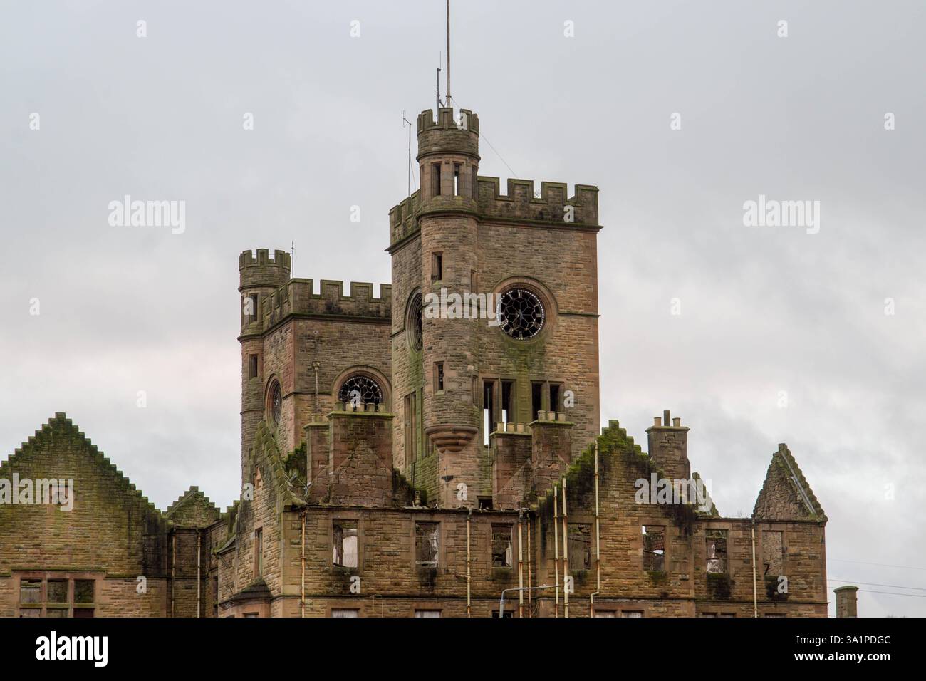 Twin Clock Towers sur l'église abandonnée de l'hôpital Hartwood, Harthill, Écosse Banque D'Images