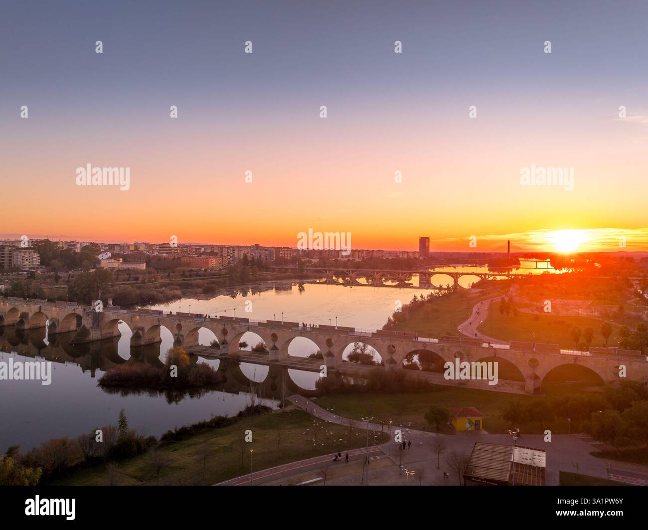 Vue aérienne de Badajoz avec des ponts enjambant la rivière Guadiana en Espagne Banque D'Images