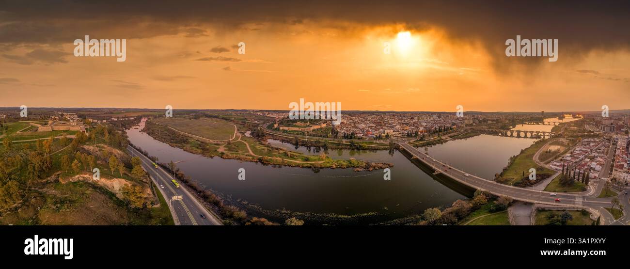 Vue aérienne de Badajoz avec des ponts enjambant la rivière Guadiana en Espagne Banque D'Images