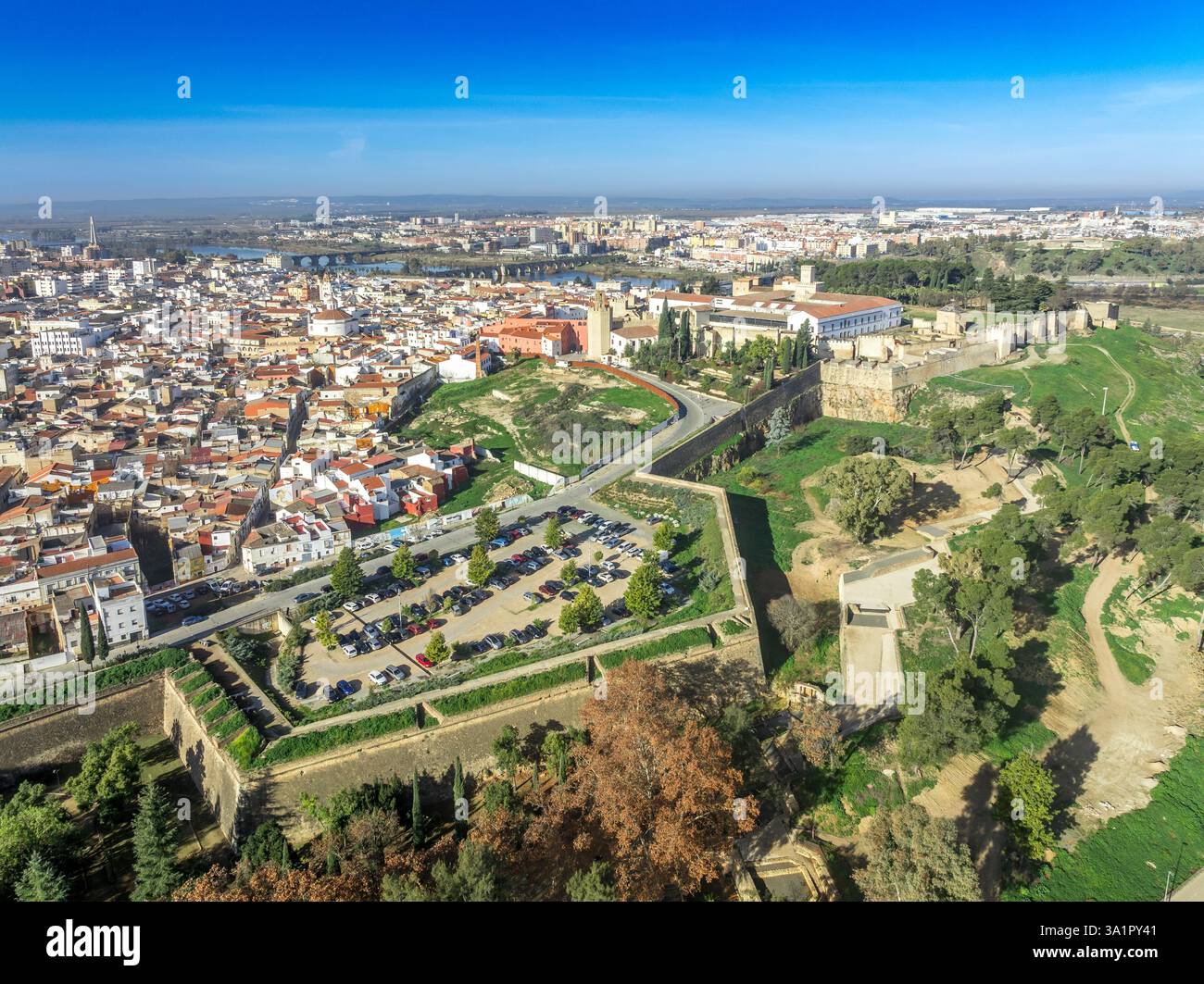 Vue rapprochée aérienne du bastion pointu de style Vauban avec des ports pour canons protégeant Badajoz de la terre en Espagne Banque D'Images