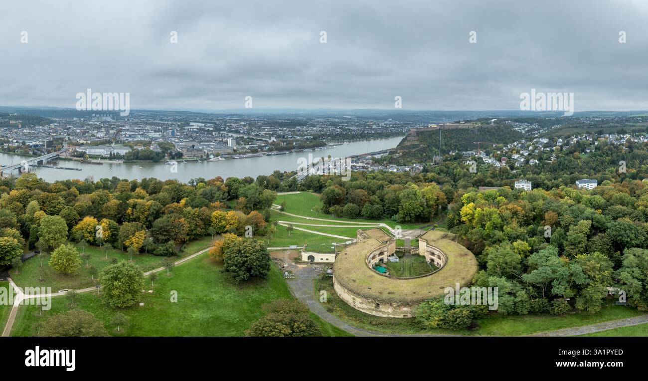 Vue aérienne du fort Asterstein à Coblence, avec la forteresse Ehrenbreitstein en arrière-plan Banque D'Images