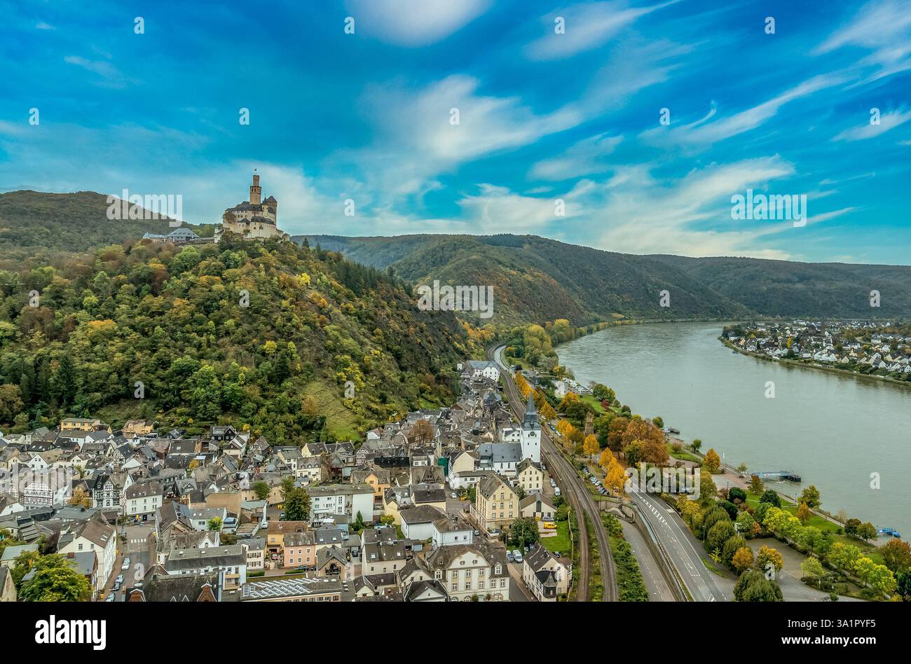 Vue aérienne du château médiéval de Markburg au-dessus de Braubach Allemagne avec une grande montée au-dessus du Rhin Banque D'Images