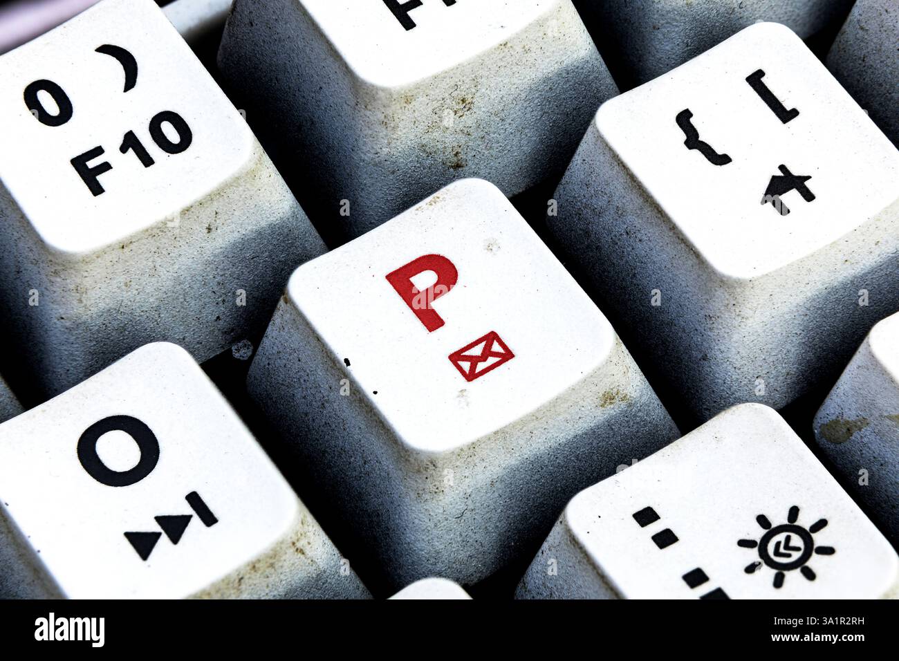 Clavier rétro avec bouton P de couleur rouge. Clavier du bouton P en macro gros plan Banque D'Images