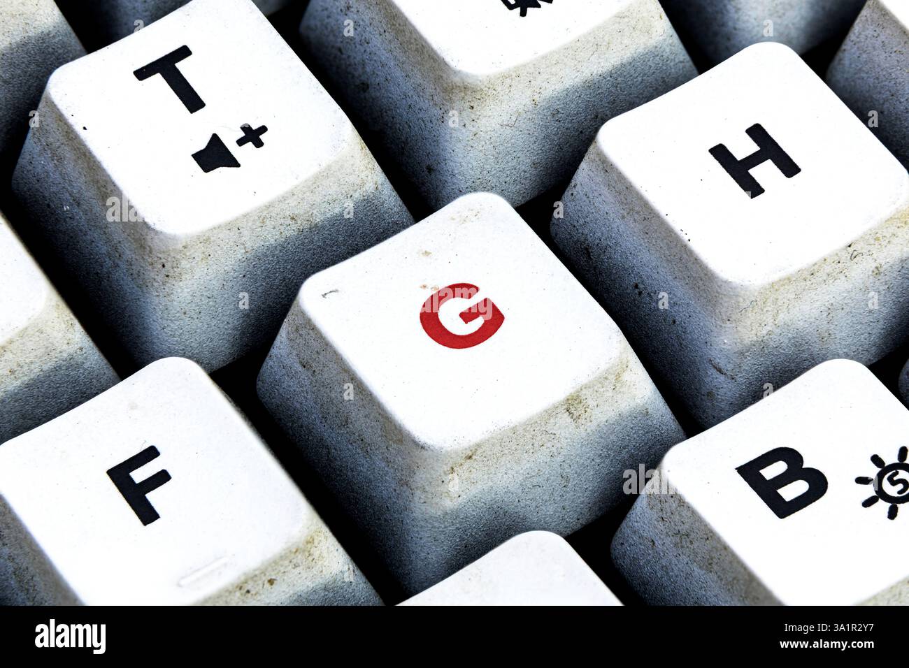 Clavier rétro avec bouton G de couleur rouge. Clavier G en macro gros plan Banque D'Images