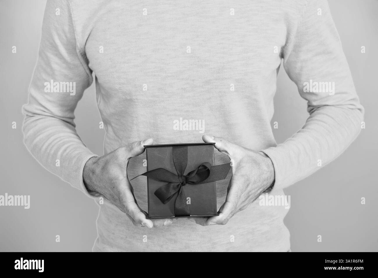 Cadeau pour la journée des hommes. Man le 14 février. Man Give present coffret cadeau pour la Saint-Valentin. Bonne Saint Valentin. Jour des hommes. Occasion anniversaire. Romantique Banque D'Images