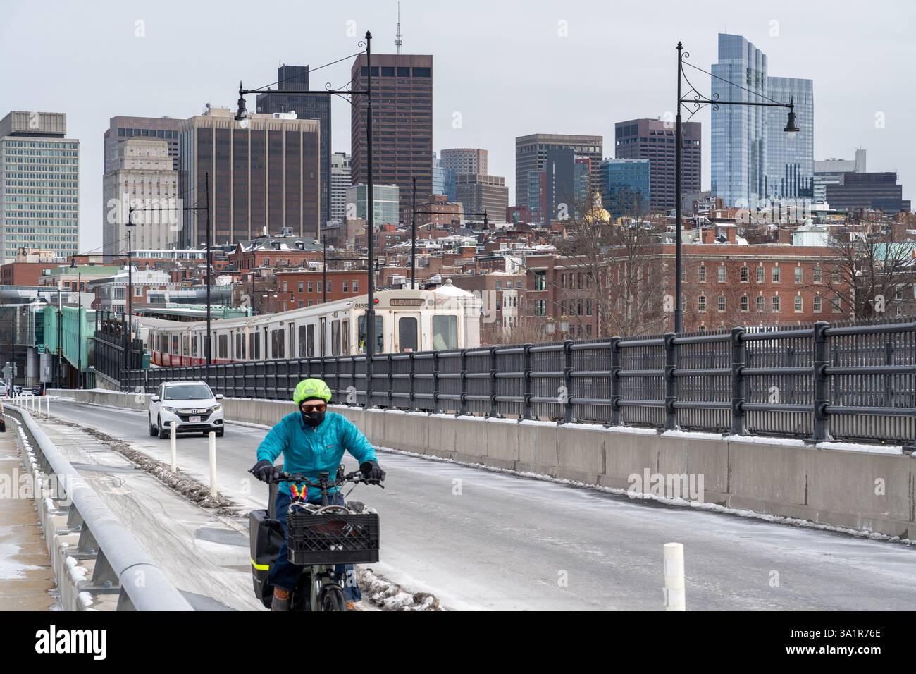 Boston, ma, États-Unis - 12 février 2025 - train Red Line T, voiture et vélo traversant long Fellow Brige au-dessus de Charles River à Boston, ma Banque D'Images