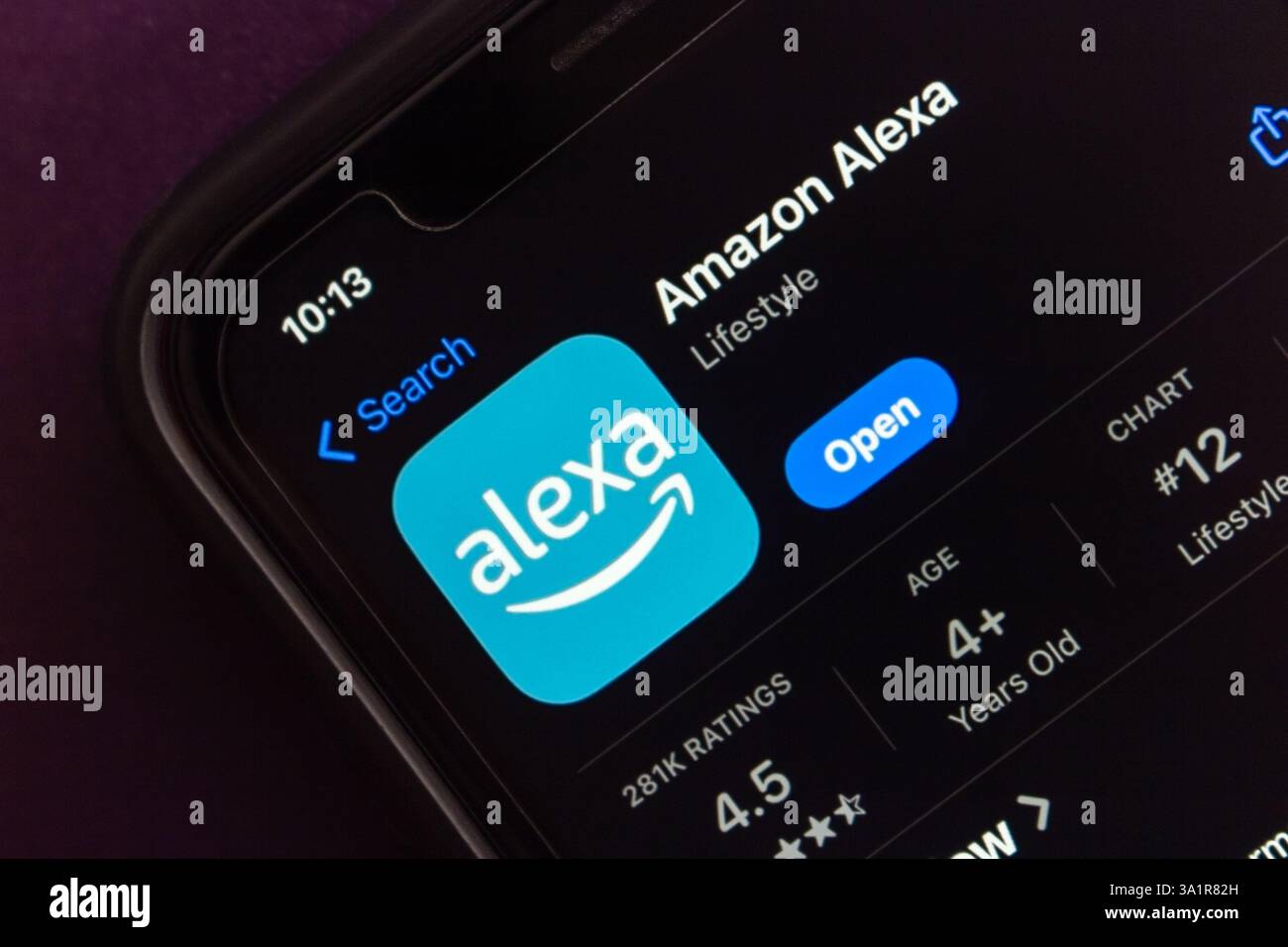 Application Amazon Alexa sur App Store. Alexa app est une application mobile utilisée pour gérer les appareils Alexa, contrôler les maisons intelligentes et accéder aux fonctionnalités de l'assistant vocal. Banque D'Images
