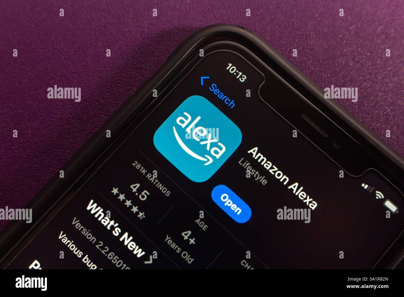 Application Amazon Alexa sur App Store. Alexa app est une application mobile utilisée pour gérer les appareils Alexa, contrôler les maisons intelligentes et accéder aux fonctionnalités de l'assistant vocal. Banque D'Images